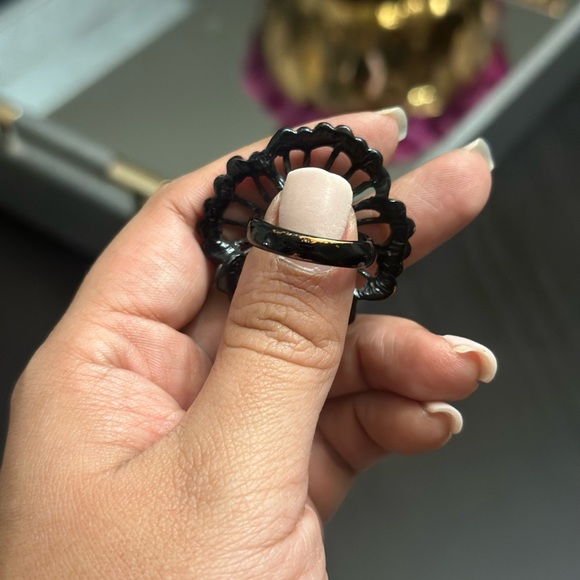 Black flower faux crystal ring - Picture 2 of 4